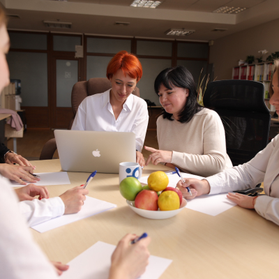 керівник проводить нараду