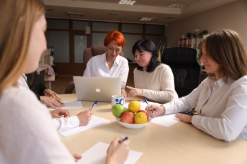 керівник говорить по телефону